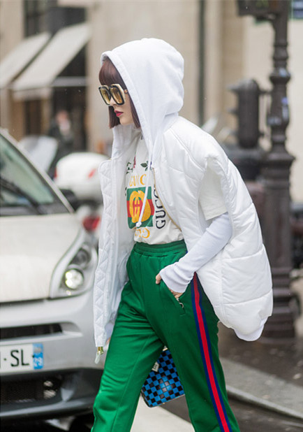 Comfortable chic in cold White puffer coats EYESHENZHEN