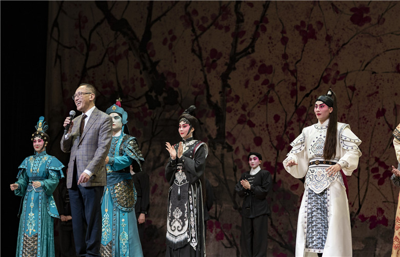 Director Fredric Mao Chun-fai addresses the audience during the curtain call.