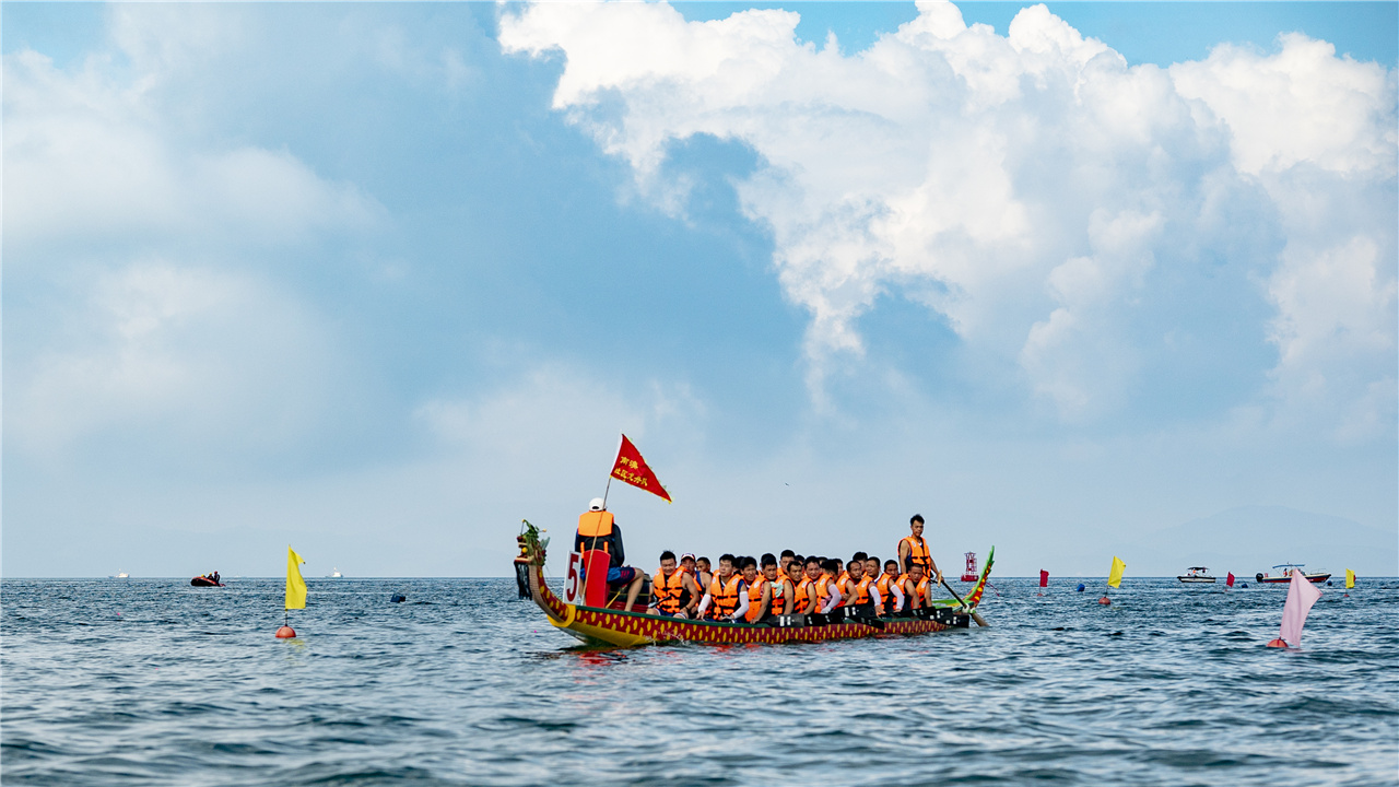 dragon boat race held in dapeng