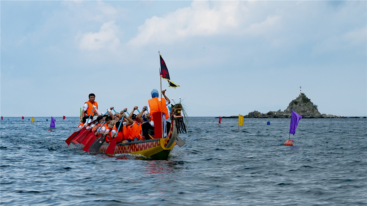 dragon boat race held in dapeng