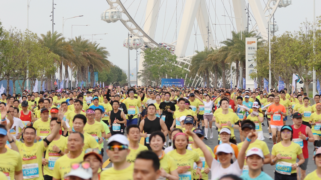 18,000 runners hit the road for Bao'an marathon 