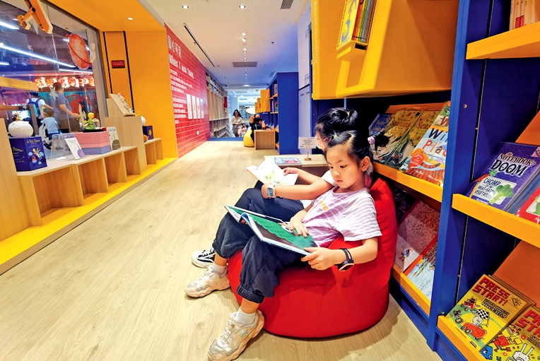 Foreignlanguage bookstore attracts readers during holiday_EYESHENZHEN