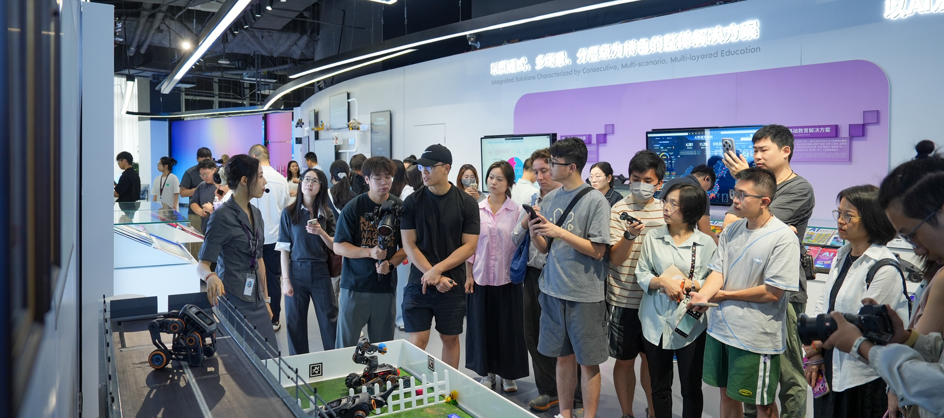 Intl. journalists examine SZ's tech edge via Q&A at robotics firm