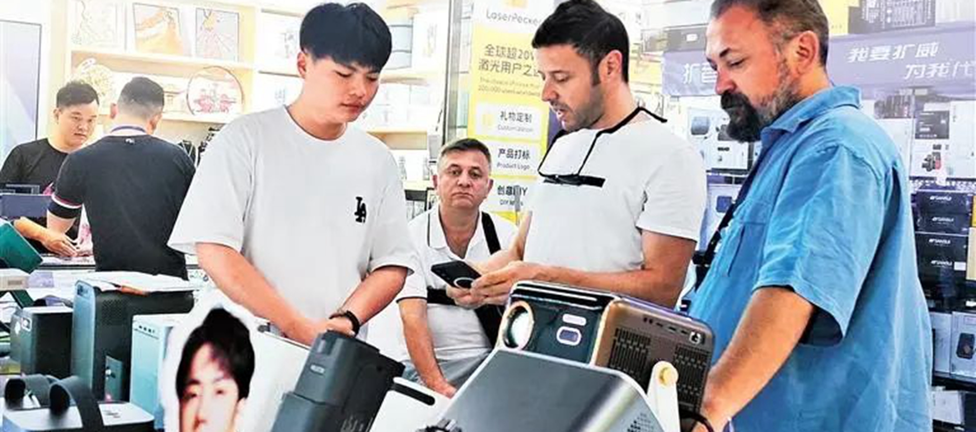 Centralized tax refund point in use in Dongmen