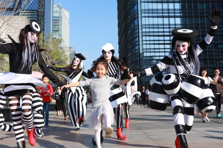 fringe parade, a stage for chinese and western arts